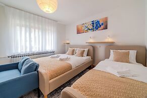 Family Friendly Apartment With Parking