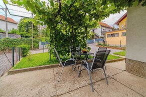 Family Friendly Apartment With Parking