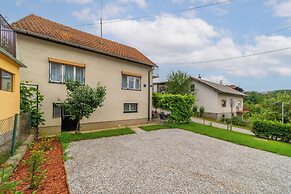 Family Friendly Apartment With Parking