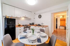 Family Friendly Apartment With Parking