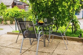 Family Friendly Apartment With Parking