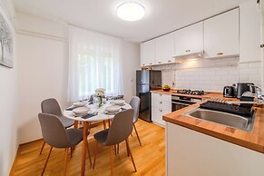 Family Friendly Apartment With Parking