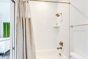 Bright Nashville Townhome ~ 5 Mi to Downtown!