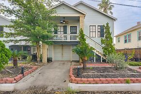 Cozy Galveston Apt w/ Patio: Close to The Strand!