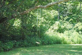 24-acre Cottage w/ Hot Tub ~ 10 Mi to Blowing Rock