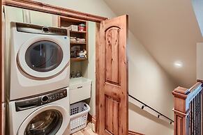 Rocky Mountain Retreat 4 Bedroom Home by RedAwning