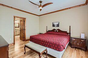 Rocky Mountain Retreat 4 Bedroom Home by RedAwning