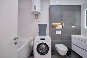 Tropic Night Apartment by Litto