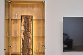 Tropic Night Apartment by Litto