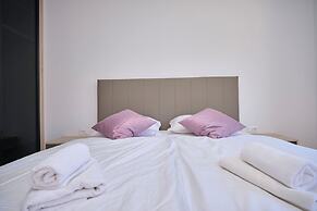 Tropic Night Apartment by Litto