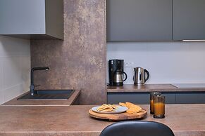 Tropic Night Apartment by Litto