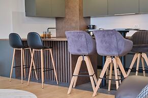 Tropic Night Apartment by Litto