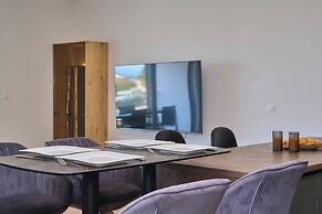 Tropic Night Apartment by Litto