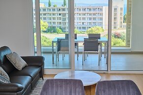 Tropic Night Apartment by Litto