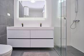 Tropic Night Apartment by Litto