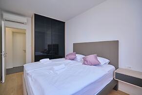 Tropic Night Apartment by Litto