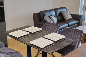 Tropic Night Apartment by Litto