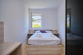 Tropic Night Apartment by Litto