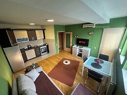 Yellow Moon Hostel&Apartment