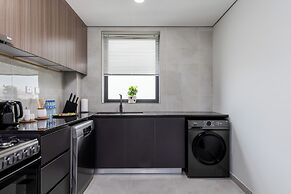 Waves - Stylish 1BR Close to IMG World & Global Village