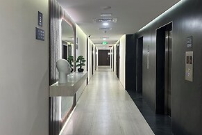 Waves - Stylish 1BR Close to IMG World & Global Village