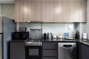 Waves - Stylish 1BR Close to IMG World & Global Village