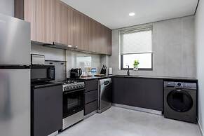 Waves - Stylish 1BR Close to IMG World & Global Village