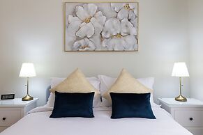 Waves - Stylish 1BR Close to IMG World & Global Village