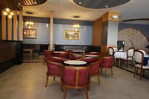 Golden Rose Deluxe Hotel