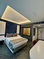 Golden Rose Deluxe Hotel