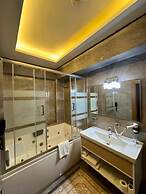 Golden Rose Deluxe Hotel