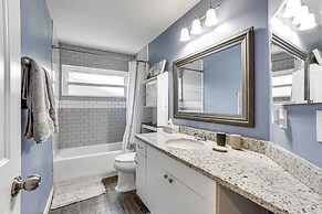 Screened Lanai + Fenced Yard: Luxe Orlando Home