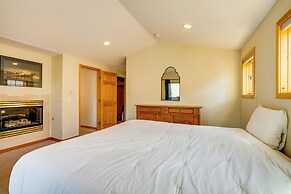 8 Mi to Skiing: Mtn-view Getaway in Frisco!