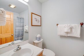 8 Mi to Skiing: Mtn-view Getaway in Frisco!