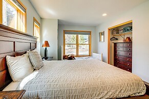 8 Mi to Skiing: Mtn-view Getaway in Frisco!