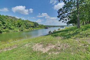 Pool & Dock Access: Apt on Table Rock Lake