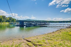Table Rock Lake Apt w/ Community Dock & Fire Pits!