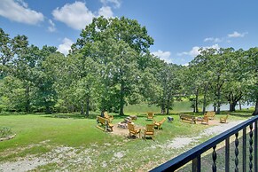 Table Rock Lake Apt w/ Community Dock & Fire Pits!