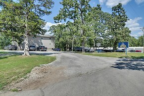 Table Rock Lake Apt w/ Community Dock & Fire Pits!