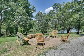 Table Rock Lake Apt w/ Community Dock & Fire Pits!