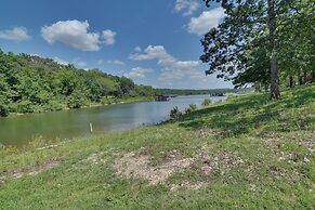 Table Rock Lake Condo: Community Dock & Pool