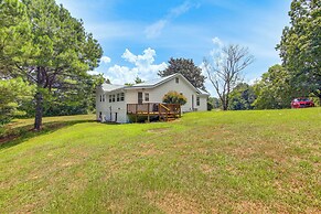 Charming Country Home w/ Yard - 14 Mi to Ole Miss!