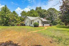 Charming Country Home w/ Yard - 14 Mi to Ole Miss!