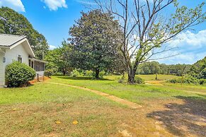 Charming Country Home w/ Yard - 14 Mi to Ole Miss!