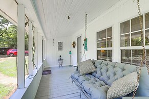 Charming Country Home w/ Yard - 14 Mi to Ole Miss!