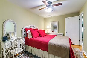 Charming Country Home w/ Yard - 14 Mi to Ole Miss!