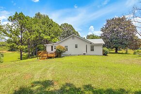 Charming Country Home w/ Yard - 14 Mi to Ole Miss!