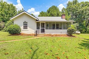 Charming Country Home w/ Yard - 14 Mi to Ole Miss!