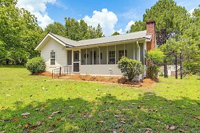 Charming Country Home w/ Yard - 14 Mi to Ole Miss!