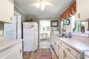 Charming Country Home w/ Yard - 14 Mi to Ole Miss!
